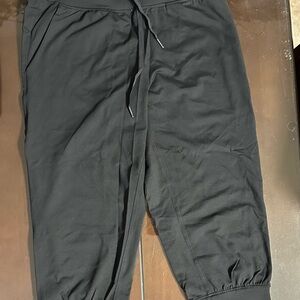 ZYIA Women’s Black Ascend Capri Jogger